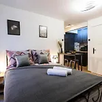 Blackwood Haven: Modern Escape